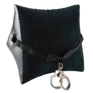 mit Gurt und Handschellen